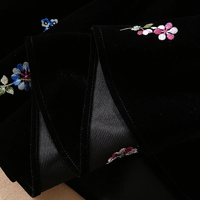 Gedivoen Fashion Runway Midi Dress Women Short Sleeve Floral Embroidery Black High Waist A-Line Dress Elegant Velvet Dresses
Gedivoen Fashion Runway Midi Dress Women Short Sleeve Floral Embroidery Black High Waist A-Line Dress Elegant Velvet Dresses