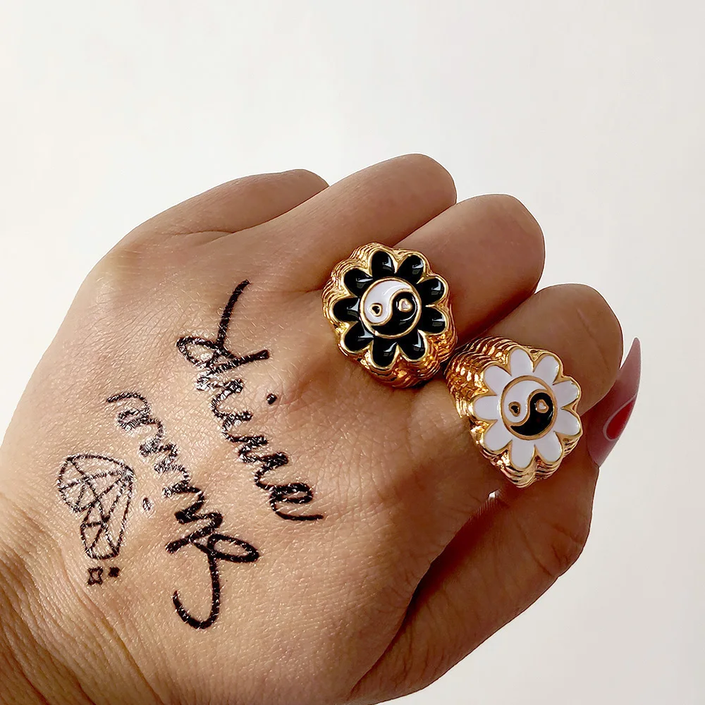 INS New Alien Yin Yang Gold Color Chunky Ring For Women Smiley Flower Enamel Metal Rings Hip Hop Punk Couples Trendy New Jewelry
INS New Alien Yin Yang Gold Color Chunky Ring For Women Smiley Flower Enamel Metal Rings Hip Hop Punk Couples Trendy New Jewelry