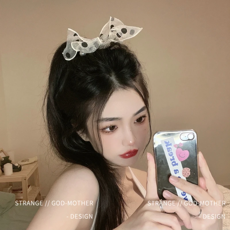 Spotted Korean version of the new fashion lace bow hair cord with pearl hair circle knot, bun head, leather band hair accessorie
Spotted Korean version of the new fashion lace bow hair cord with pearl hair circle knot, bun head, leather band hair accessorie