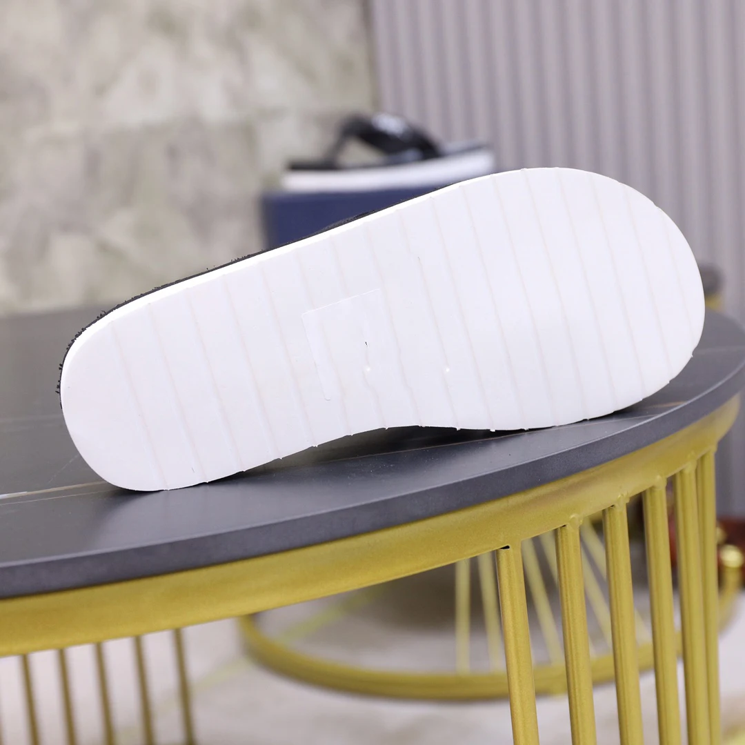 Luxury brand men's beach slippers popular fashion flat flip-flops room travel vacation leisure printing sandals and slippers
Luxury brand men's beach slippers popular fashion flat flip-flops room travel vacation leisure printing sandals and slippers