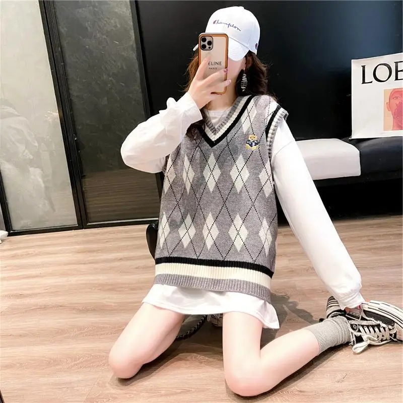 Loose Spring Autumn Vintage Pullovers Jumper Female Streetwear Geometric Bear Embroidery Knitted Vest Sleeveless Sweater Women
Loose Spring Autumn Vintage Pullovers Jumper Female Streetwear Geometric Bear Embroidery Knitted Vest Sleeveless Sweater Women