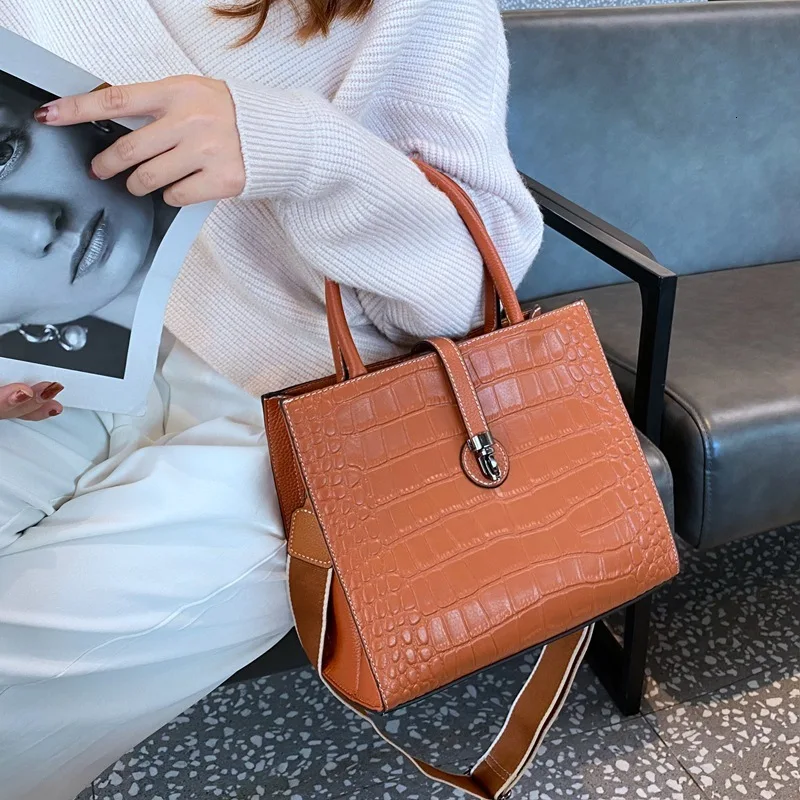 Женская кожаная сумка, новинка 2021, сумка-тоут из воловьей кожи с верхним слоем, сумка-мессенджер с крокодиловым узором, сумка на одно плечо, м...
Женская кожаная сумка, новинка 2021, сумка-тоут из воловьей кожи с верхним слоем, сумка-мессенджер с крокодиловым узором, сумка на одно плечо, м...