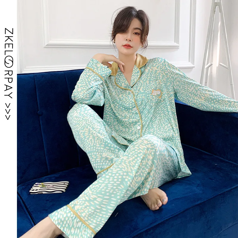 The new couple ice silk pajamas female high-end simulation silk home service pajama set women
The new couple ice silk pajamas female high-end simulation silk home service pajama set women