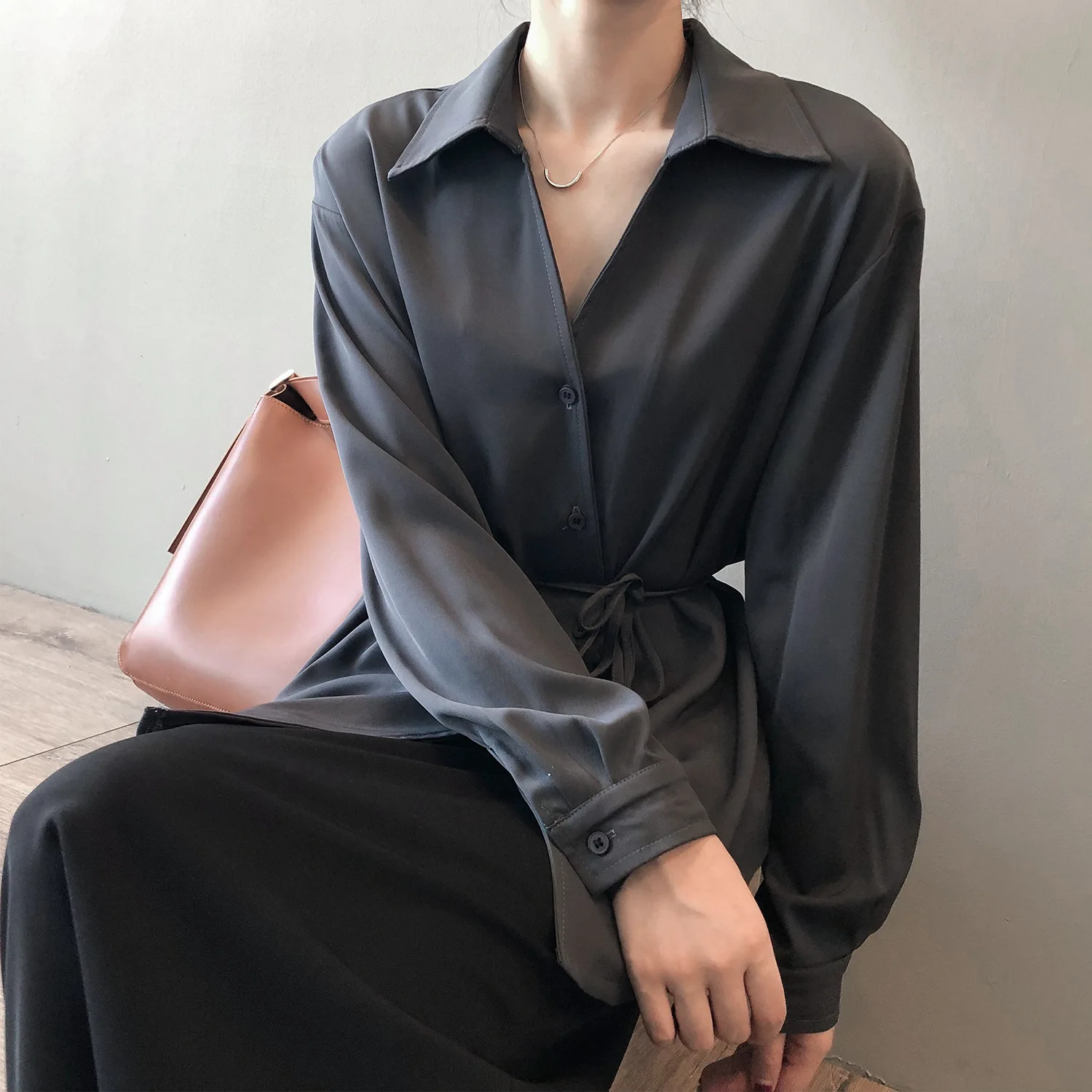 JXMYY Irregular white shirt female design sense niche in the fall of 2020 new lace waist oblique button long-sleeved shirt top
JXMYY Irregular white shirt female design sense niche in the fall of 2020 new lace waist oblique button long-sleeved shirt top