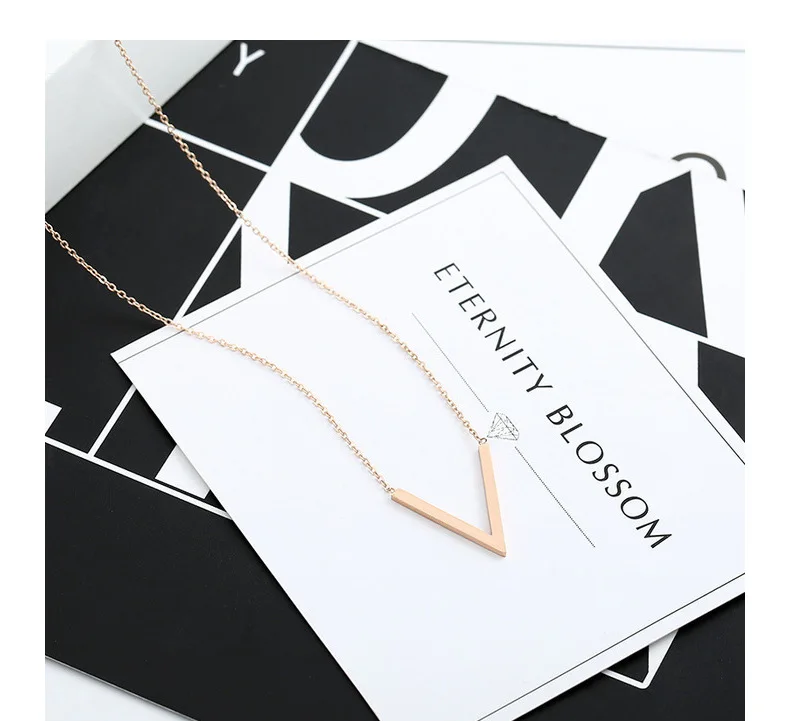 Rose gold V-shaped necklace simple letter necklace fashion European and American new style clavicle chain ins
Rose gold V-shaped necklace simple letter necklace fashion European and American new style clavicle chain ins