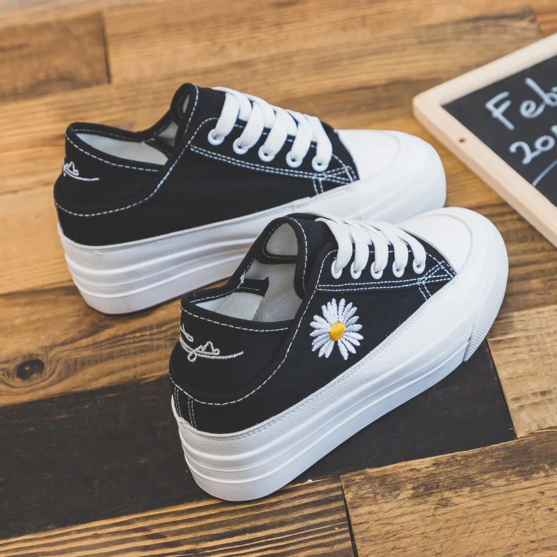 Spring and Autumn New Fashion Ladies Canvas Shoes Simple Thick-soled Comfortable Inner Increase Small Daisy Casual Shoes. 
Spring and Autumn New Fashion Ladies Canvas Shoes Simple Thick-soled Comfortable Inner Increase Small Daisy Casual Shoes.