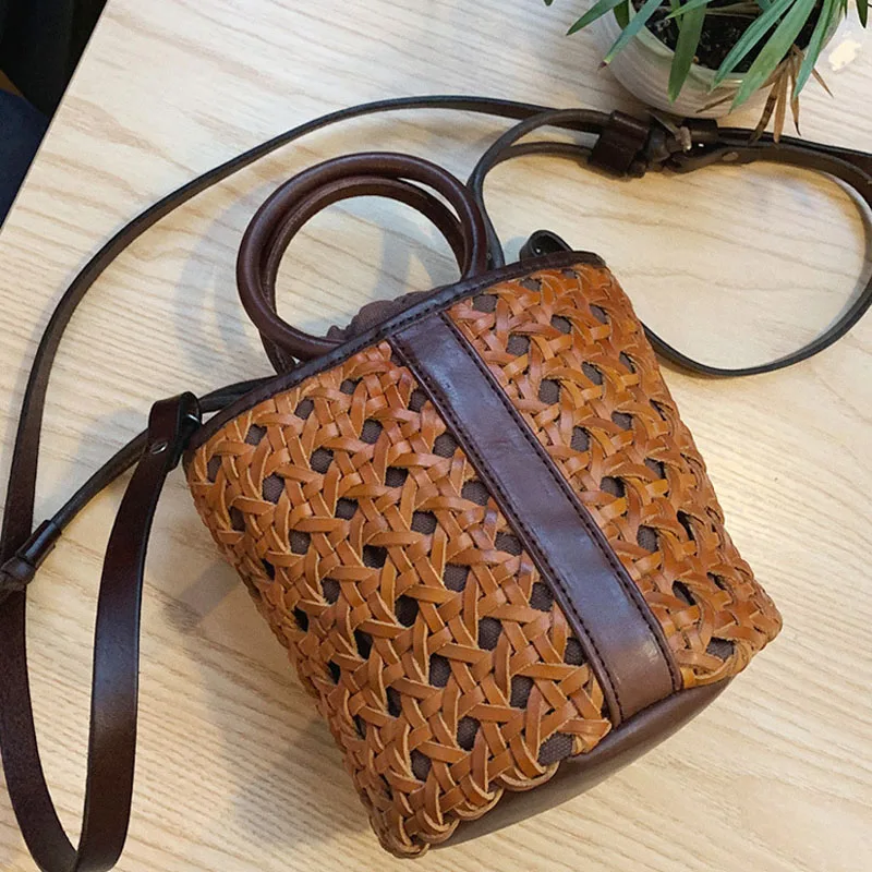 2021 New Retro vegetable Tanned real cowhide hand-woven hollow small round bucket bag shoulder messenger small bag handbag 
2021 New Retro vegetable Tanned real cowhide hand-woven hollow small round bucket bag shoulder messenger small bag handbag