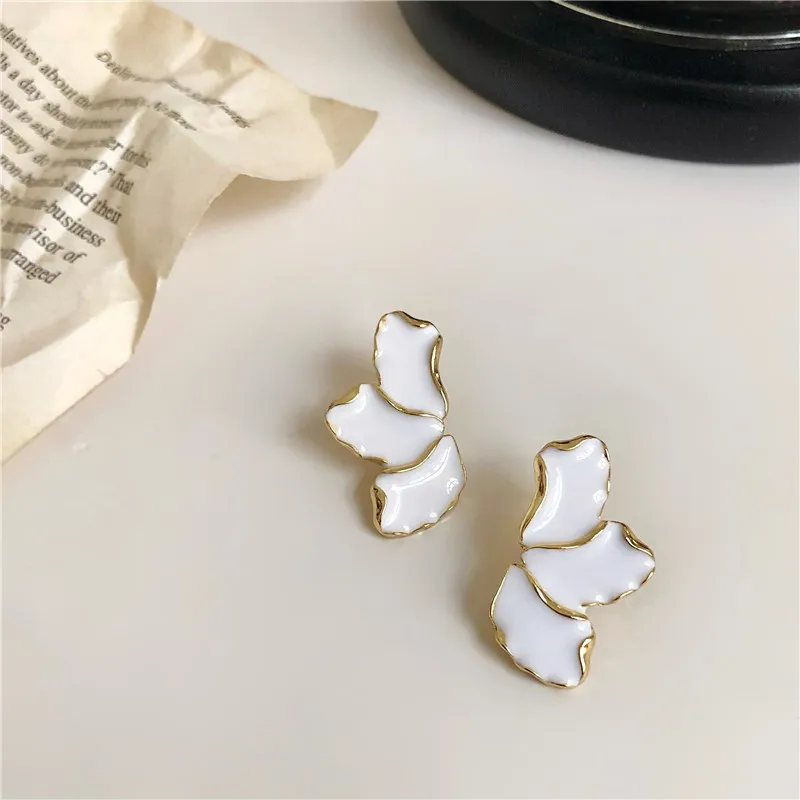 Brief Petals French Women Clip on Statement Earrings Vintage Elegant Flowers Aesthetic Earrings
Brief Petals French Women Clip on Statement Earrings Vintage Elegant Flowers Aesthetic Earrings