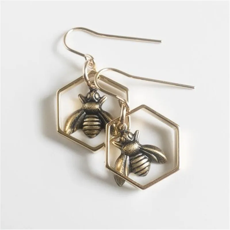 Vintage Bee Dangle Earrings For Women Trendy Creative Geometric Hexagonal Honeycomb Drop Earrings Female Fashion Jewelry Gift EE
Vintage Bee Dangle Earrings For Women Trendy Creative Geometric Hexagonal Honeycomb Drop Earrings Female Fashion Jewelry Gift EE