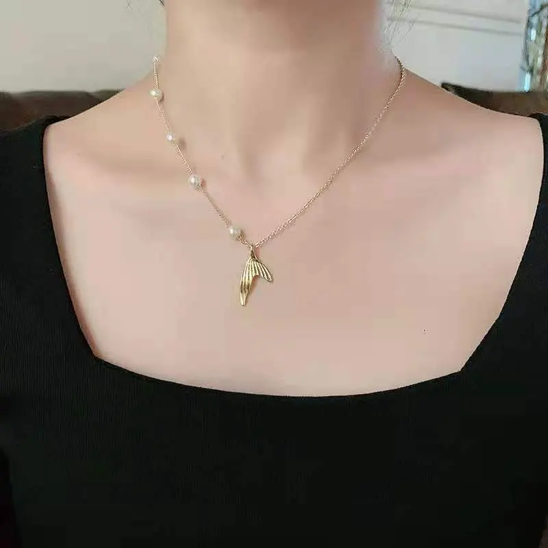 The new trend of mermaid tail gold pendant men and women creative personality asymmetrical pearl neck clavicle necklace
The new trend of mermaid tail gold pendant men and women creative personality asymmetrical pearl neck clavicle necklace