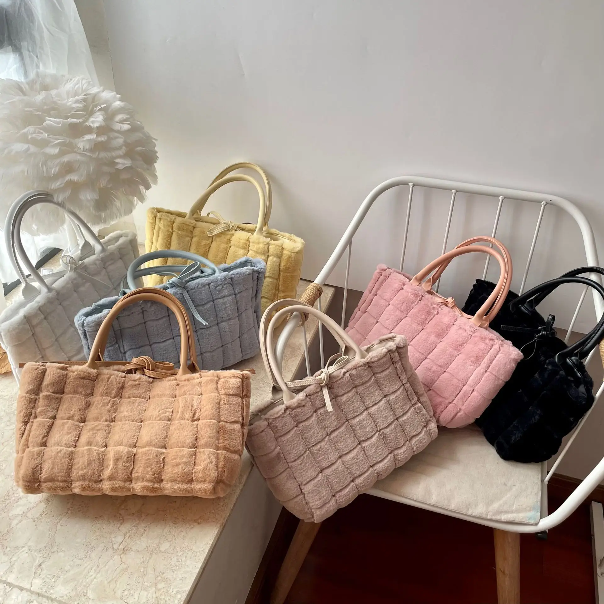 Designer Flush Women Handbag Winter Faux Fur Bag Luxury Plaid Shoulder Bags for Women Large Tote 2021 Soft Basket Bag Ladies New
Designer Flush Women Handbag Winter Faux Fur Bag Luxury Plaid Shoulder Bags for Women Large Tote 2021 Soft Basket Bag Ladies New