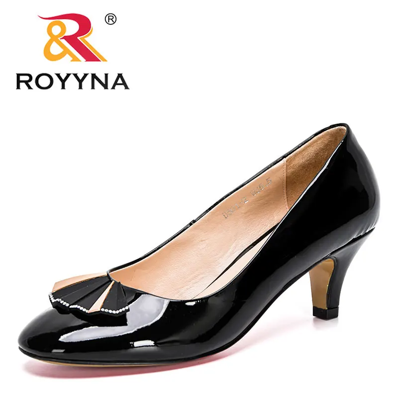 Туфли-лодочки ROYYNA женские из лакированной кожи, дизайнерские классические туфли с круглым носком, без застежки, повседневная удобная обувь, 2021
Туфли-лодочки ROYYNA женские из лакированной кожи, дизайнерские классические туфли с круглым носком, без застежки, повседневная удобная обувь, 2021