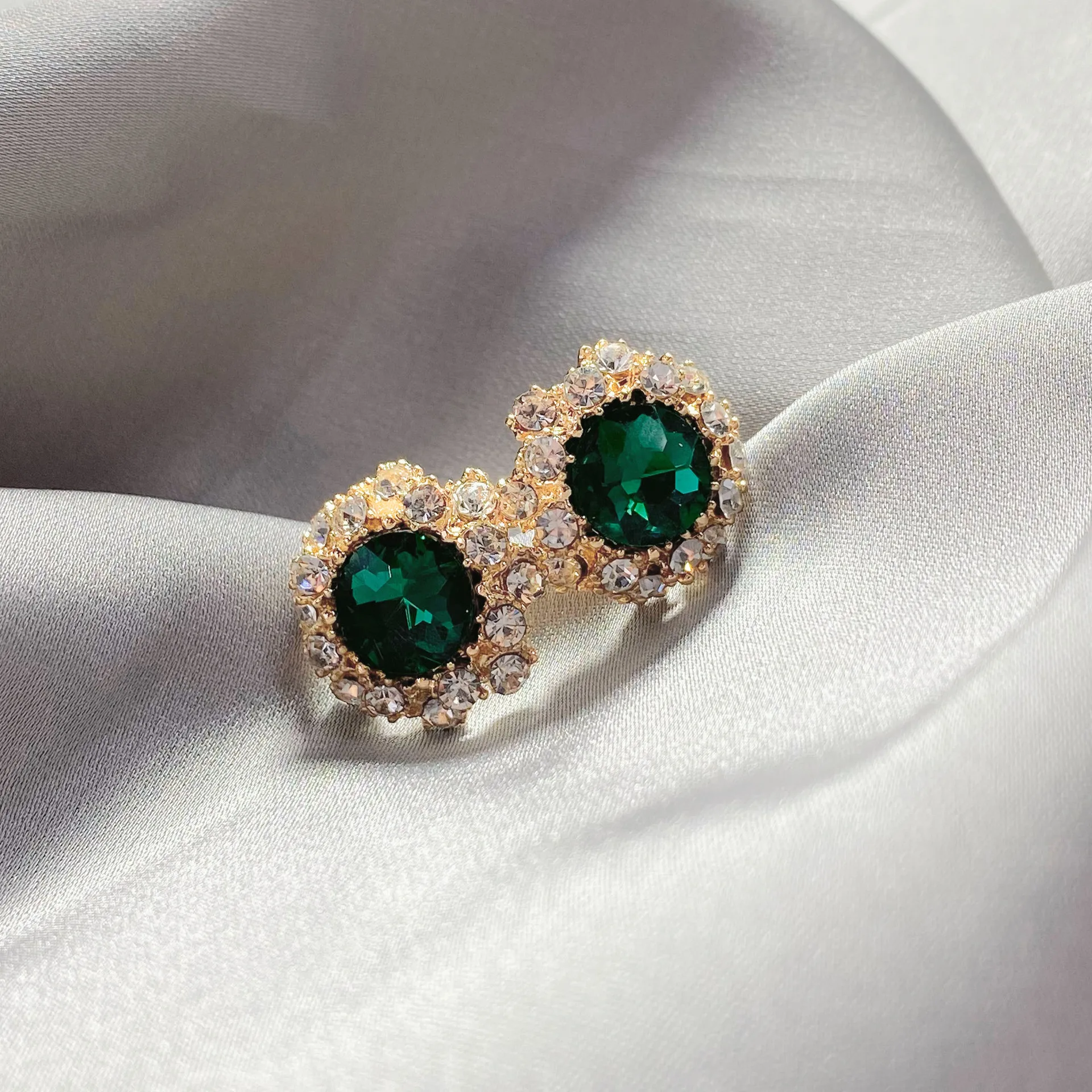 S925 Needle Round Emerald Zircon Earrings For Women INS Elegant Fairy Retro Stud Earrings Jewelry Wedding Party Festival Gift
S925 Needle Round Emerald Zircon Earrings For Women INS Elegant Fairy Retro Stud Earrings Jewelry Wedding Party Festival Gift