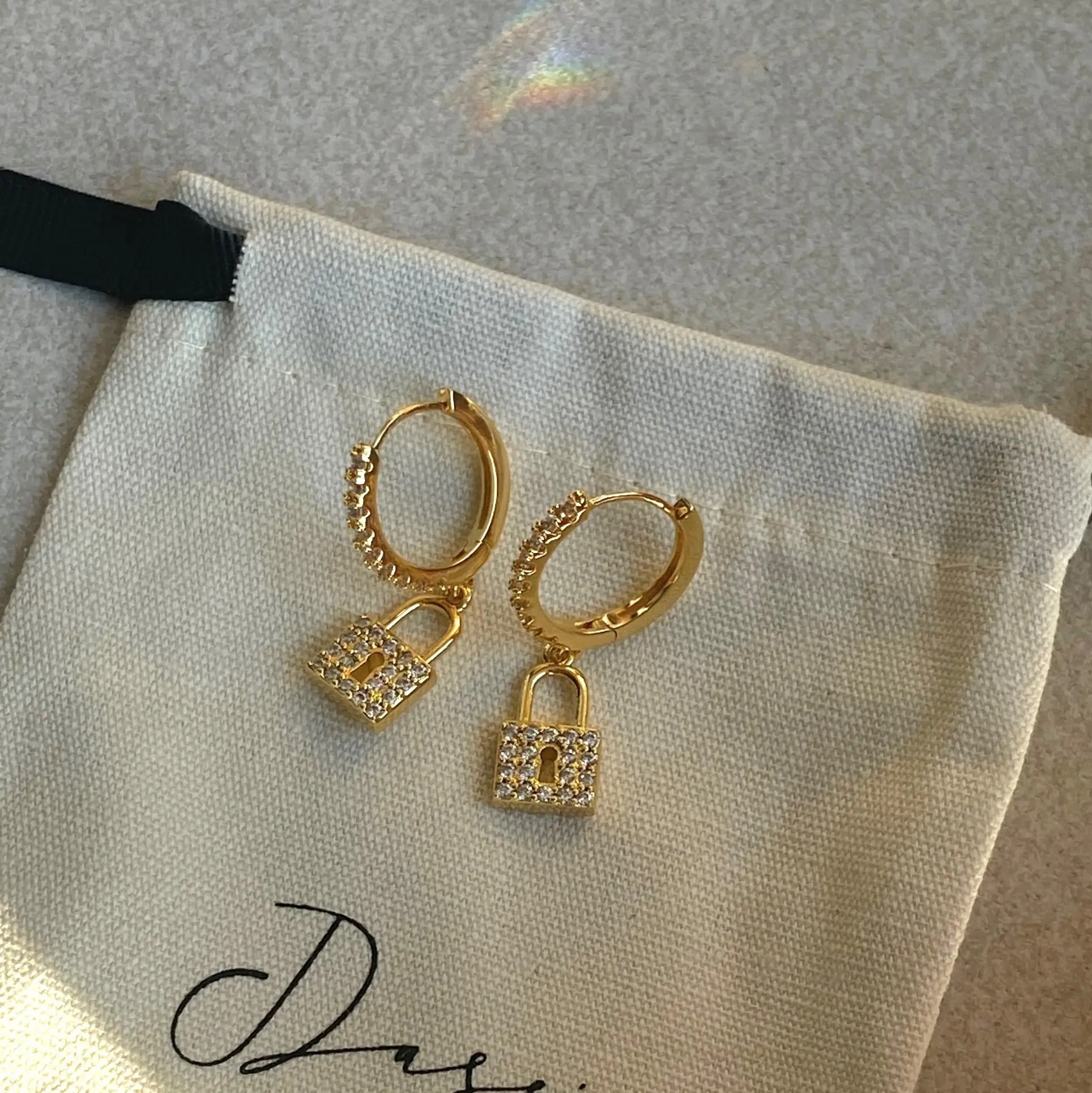 Dasein ACC New Hoop Korean Hoop Zircon Hoop 18k Gold Plated Golden Lock Earrings Popular Fashion Brands For Party
Dasein ACC New Hoop Korean Hoop Zircon Hoop 18k Gold Plated Golden Lock Earrings Popular Fashion Brands For Party