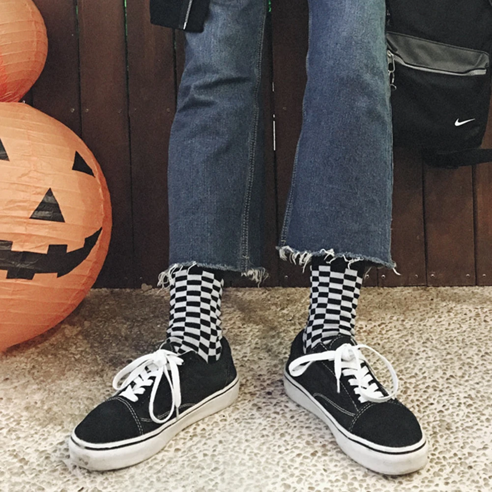 1 Pair Women Men Personality Sport Plaids Socks Trend Couple Cotton Socks Black And White Checkerboard Mid stockings Socks
1 Pair Women Men Personality Sport Plaids Socks Trend Couple Cotton Socks Black And White Checkerboard Mid stockings Socks