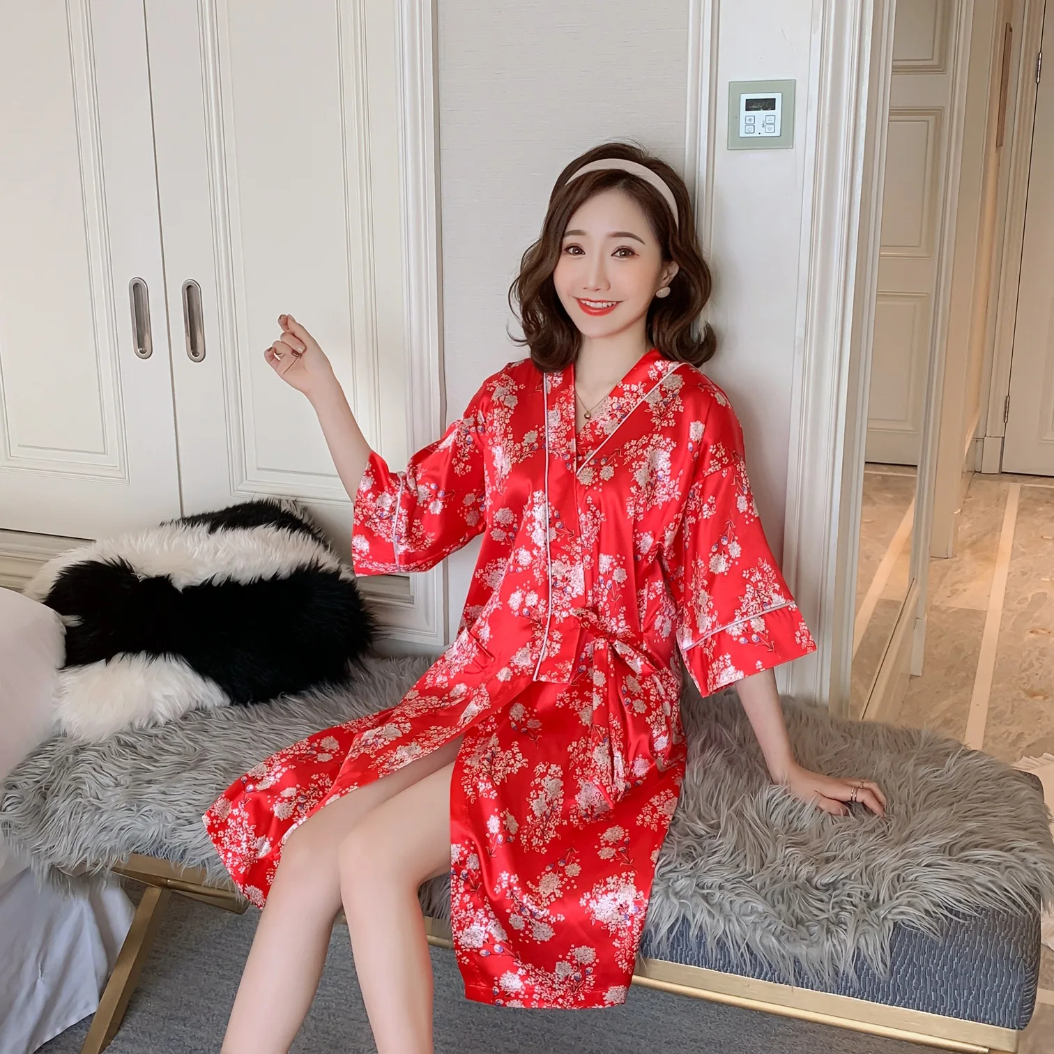 New 2021 Free Size Kimono Home Dress Sexy Negligee Femme Sleepwear Silk Satin Lounge Bath Robe Set For Women Dressing Gown
New 2021 Free Size Kimono Home Dress Sexy Negligee Femme Sleepwear Silk Satin Lounge Bath Robe Set For Women Dressing Gown