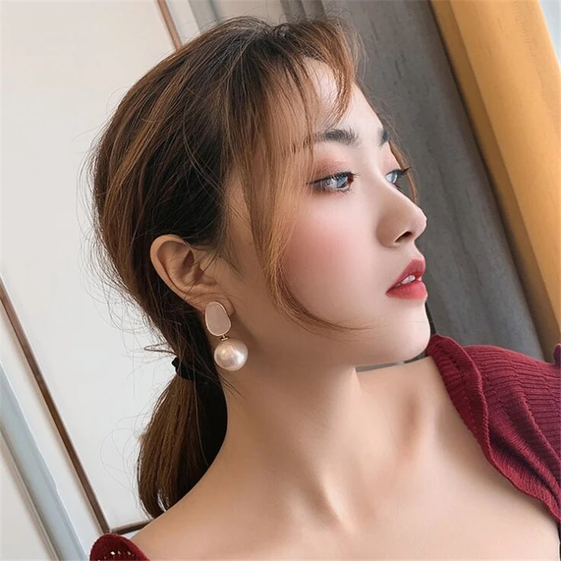 European and American fashion daily wear pearl temperament earrings ladies jewelry
European and American fashion daily wear pearl temperament earrings ladies jewelry