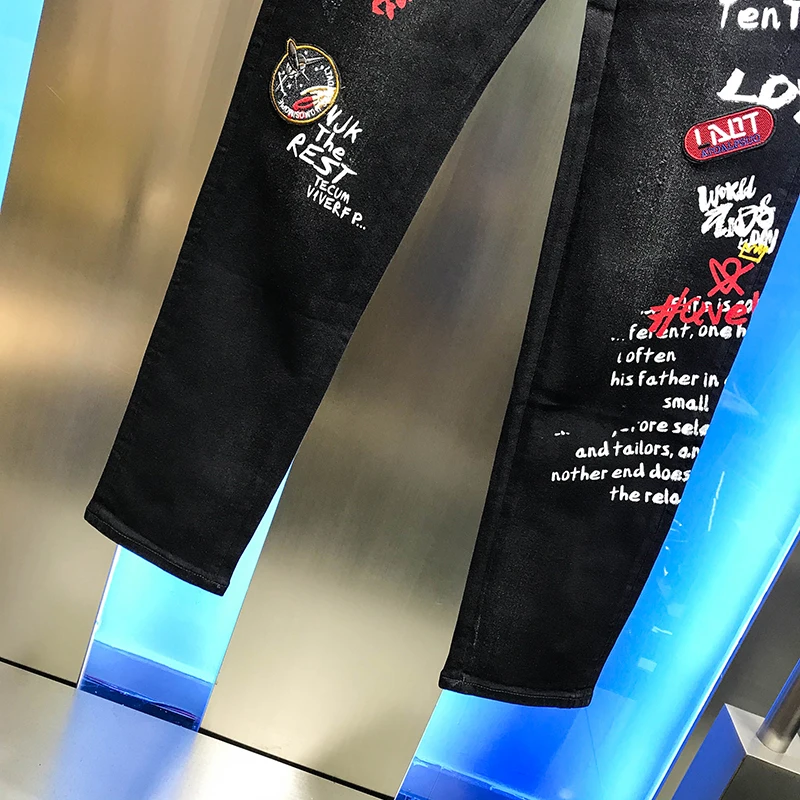 2020 autumn men's new pants personalized color painting letter printing mid waist slim and handsome small leg jeans trend man
2020 autumn men's new pants personalized color painting letter printing mid waist slim and handsome small leg jeans trend man