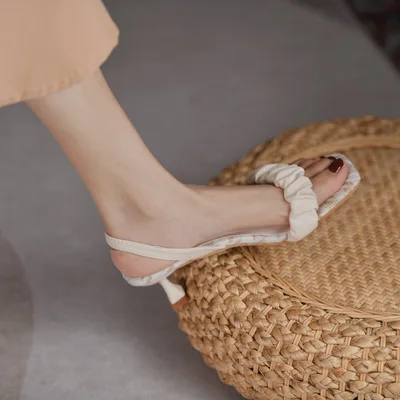 stiletto Korean Summer version of sandals tripping straps behind the square head, buckle high heels, pleated 2021 women sandals
stiletto Korean Summer version of sandals tripping straps behind the square head, buckle high heels, pleated 2021 women sandals