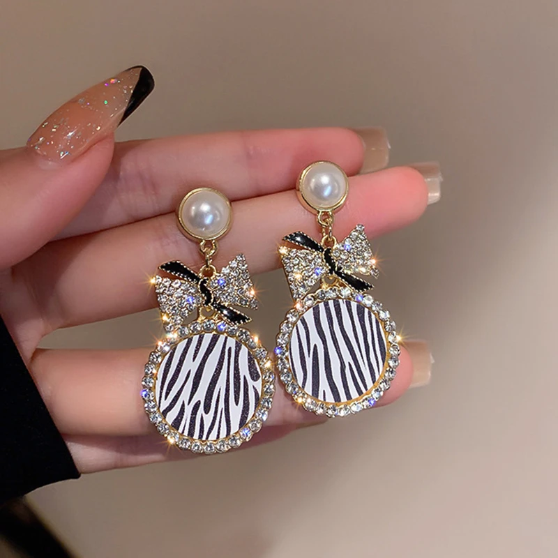 New Popular Design Zebra Striped Pearl Bowknot Drop Earrings for Women Girl Jewelry S925 Needle Shiny AAA Zircon Party Fine Gift
New Popular Design Zebra Striped Pearl Bowknot Drop Earrings for Women Girl Jewelry S925 Needle Shiny AAA Zircon Party Fine Gift