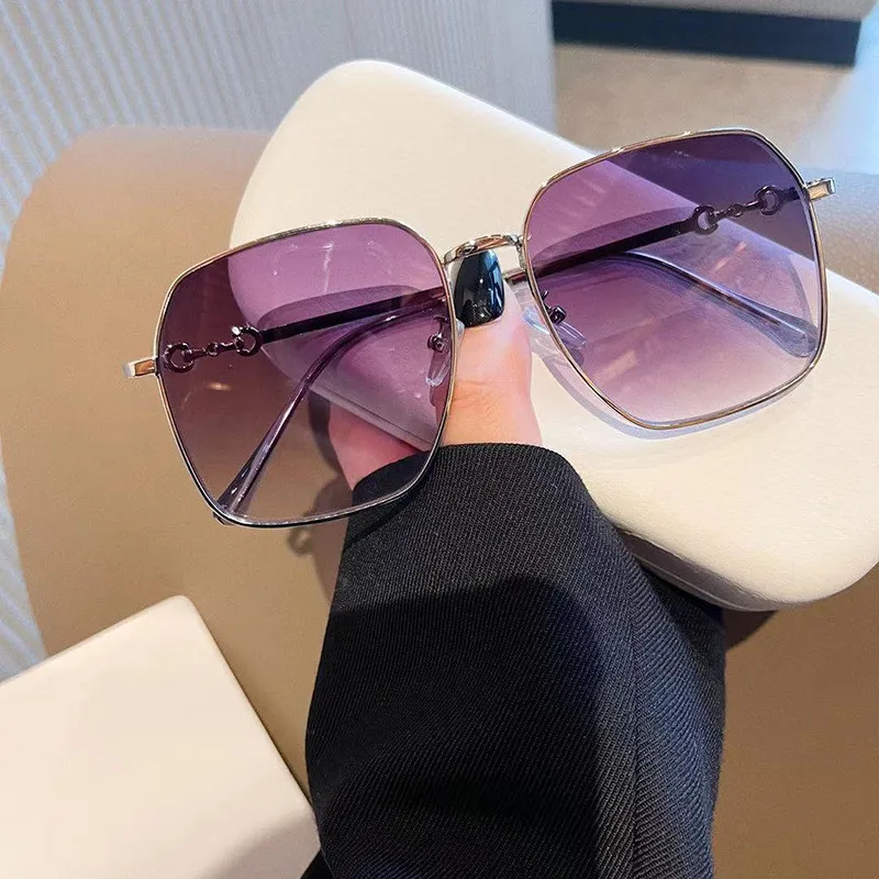 Luxury Brand Fashion Square Metal Sunglasses Women 2021 New Retro Trend Oversized Eyewear Elegant One Peice Gradient Big Shade
Luxury Brand Fashion Square Metal Sunglasses Women 2021 New Retro Trend Oversized Eyewear Elegant One Peice Gradient Big Shade