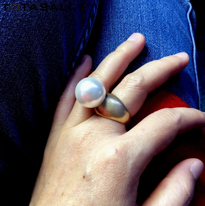 TOTASALLY New arrival Designed Women Finger Ring Big imitation Pearl/Top Rings Rhinestone Ladies Ring Jewelry anillos de mujeres
TOTASALLY New arrival Designed Women Finger Ring Big imitation Pearl/Top Rings Rhinestone Ladies Ring Jewelry anillos de mujeres