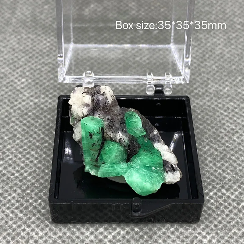 100% Natural green emerald mineral gem-grade crystal specimens stones and crystals quartz crystals +Box size:35*35*35mm
100% Natural green emerald mineral gem-grade crystal specimens stones and crystals quartz crystals +Box size:35*35*35mm