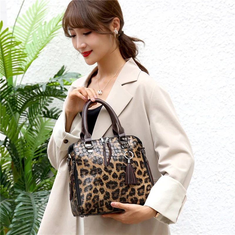 designer bag luxury handbag ladies leather shoulder bag fashionable large-capacity handbag classic banquet bag travel bag 049
designer bag luxury handbag ladies leather shoulder bag fashionable large-capacity handbag classic banquet bag travel bag 049