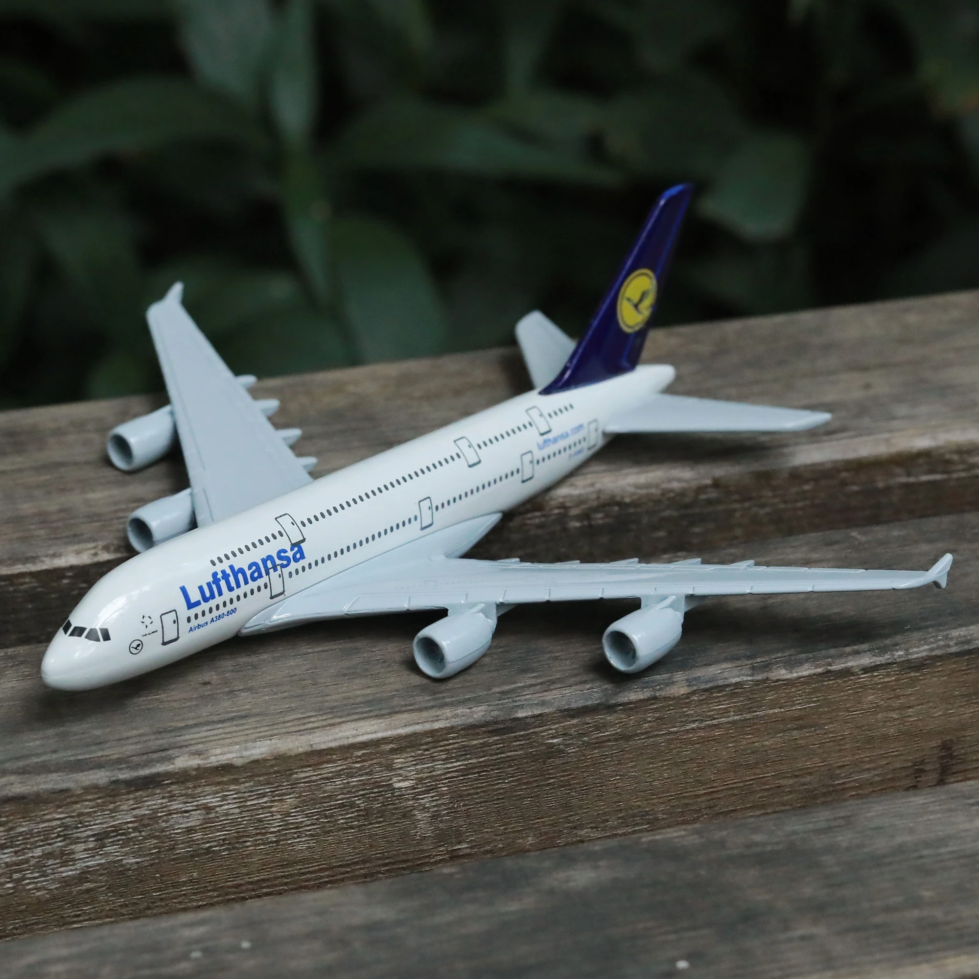 Germany Lufthansa Airlines Airbus A380 Aircraft Alloy Diecast Model 15cm World Aviation Collectible Miniature Souvenir Ornament 
Germany Lufthansa Airlines Airbus A380 Aircraft Alloy Diecast Model 15cm World Aviation Collectible Miniature Souvenir Ornament