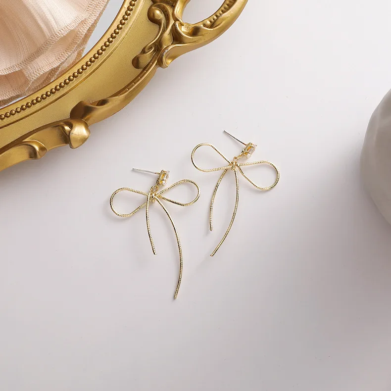 2020 New Arrival Metal Vintage Elegant Geometric Bow Dangle Earrings For Women Fashion Crystal Jewelry Gifts
2020 New Arrival Metal Vintage Elegant Geometric Bow Dangle Earrings For Women Fashion Crystal Jewelry Gifts