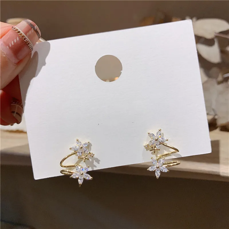 2020 New fashion fine crystal flowers Women earrings contracted Irregular sweet temperament shiny Stud earrings
2020 New fashion fine crystal flowers Women earrings contracted Irregular sweet temperament shiny Stud earrings