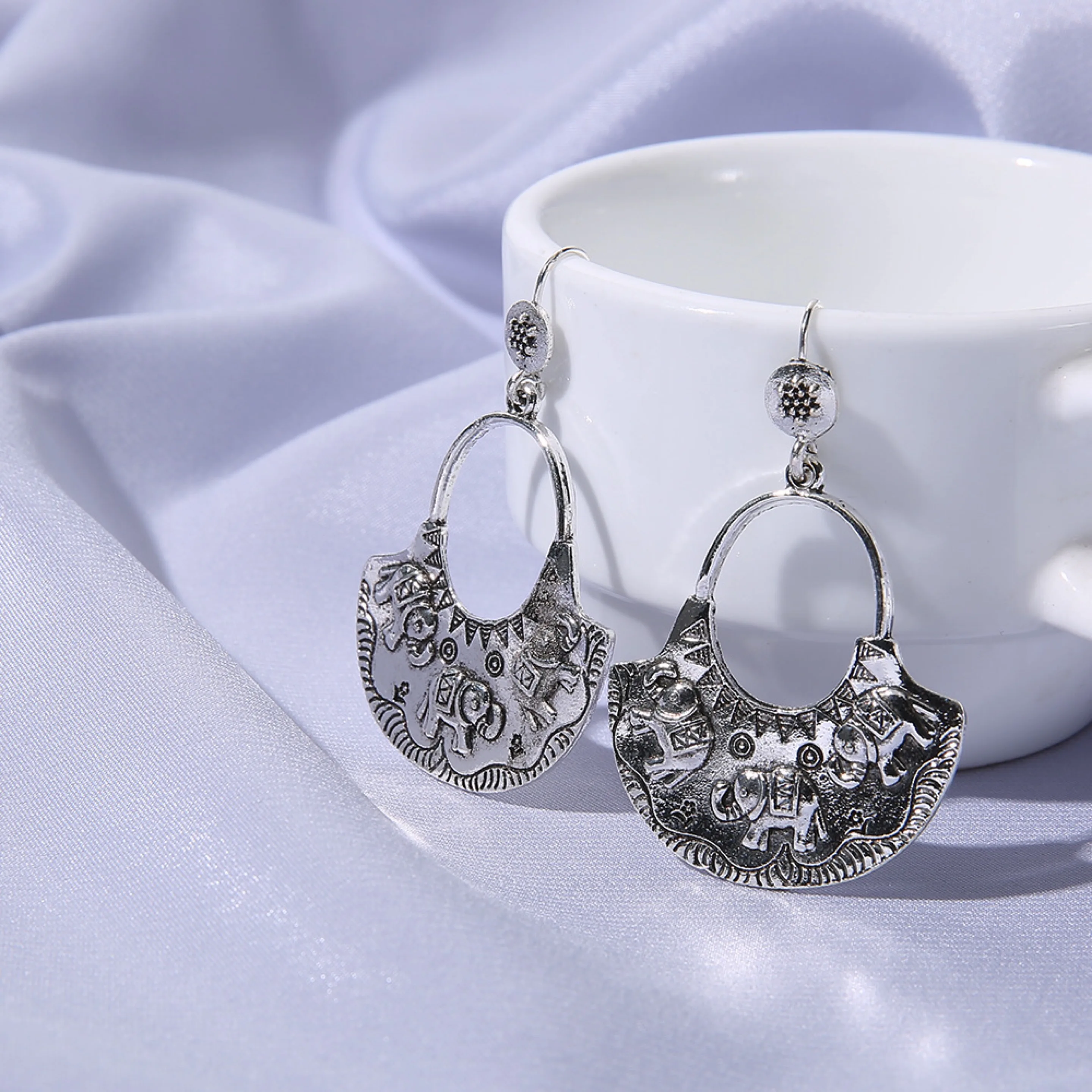 New Retro Ethnic Turkish Bell Earrings Round Earrings Retro Water Drop Tassel Earrings Women Gift Accessories 2020
New Retro Ethnic Turkish Bell Earrings Round Earrings Retro Water Drop Tassel Earrings Women Gift Accessories 2020