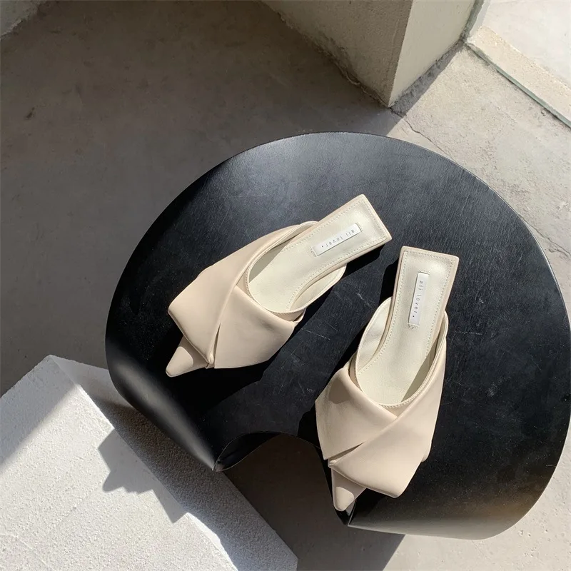 2021 New Sexy Pointed Toe Knotted Women Mules Elegant Solid Flat Outdoor Slippers Women Brand Design Slides Shoes Women
2021 New Sexy Pointed Toe Knotted Women Mules Elegant Solid Flat Outdoor Slippers Women Brand Design Slides Shoes Women