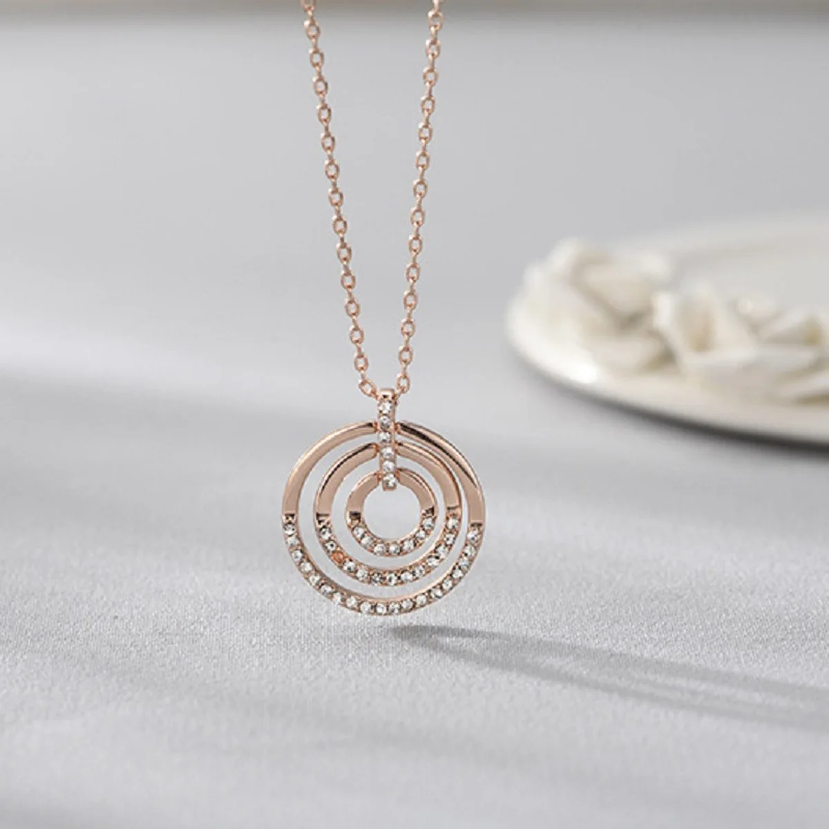 High-Quality SWA New Round Pendant Exquisite And Eye-Catching Temperament High-Grade Necklace
High-Quality SWA New Round Pendant Exquisite And Eye-Catching Temperament High-Grade Necklace