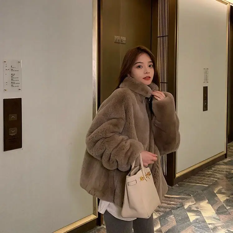2021fall Coat Jacket Hairy Collarless Overcoat Fashion Furry Faux Fur Coat Women Fluffy Warm Winter Long Sleeve Female Outerwear
2021fall Coat Jacket Hairy Collarless Overcoat Fashion Furry Faux Fur Coat Women Fluffy Warm Winter Long Sleeve Female Outerwear