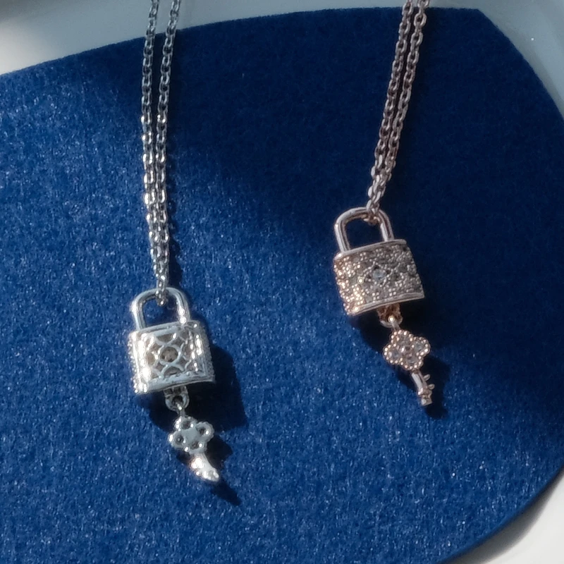 Lock and Key Silver Rose Gold Pendant Necklace Fashion Simple Rhinestone Couple Necklace Valentine's Day Gift for Lovers
Lock and Key Silver Rose Gold Pendant Necklace Fashion Simple Rhinestone Couple Necklace Valentine's Day Gift for Lovers