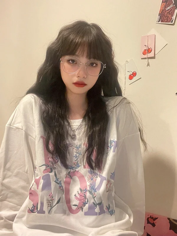 Белый женский свитер с круглым вырезом и длинным рукавом, осень 2021
Белый женский свитер с круглым вырезом и длинным рукавом, осень 2021