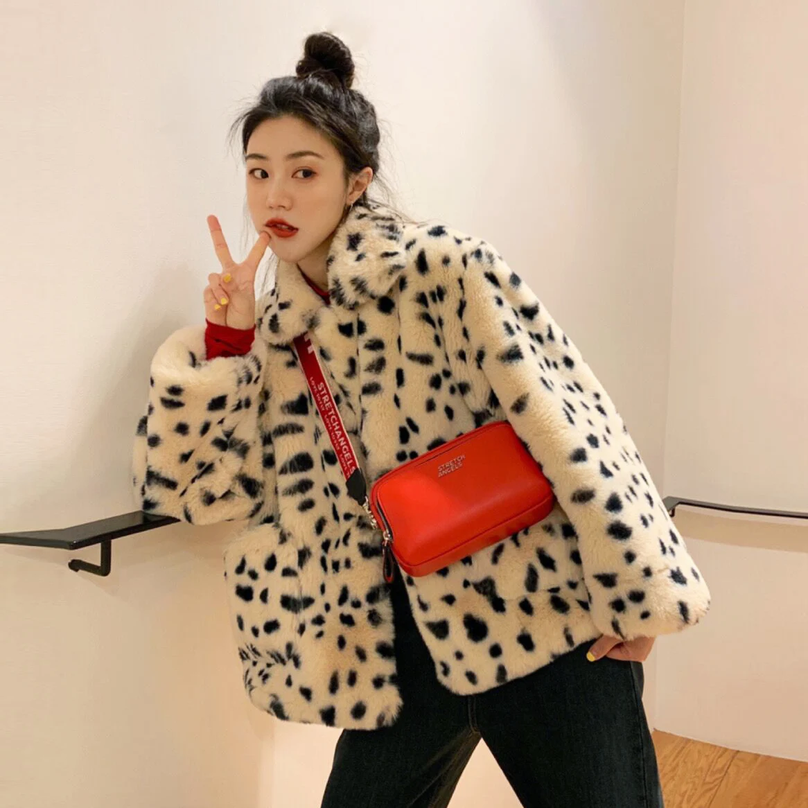 Plush jacket women winter short 2021 new Korean version of loose lamb wool faux fur leopard print fur coat women winter
Plush jacket women winter short 2021 new Korean version of loose lamb wool faux fur leopard print fur coat women winter