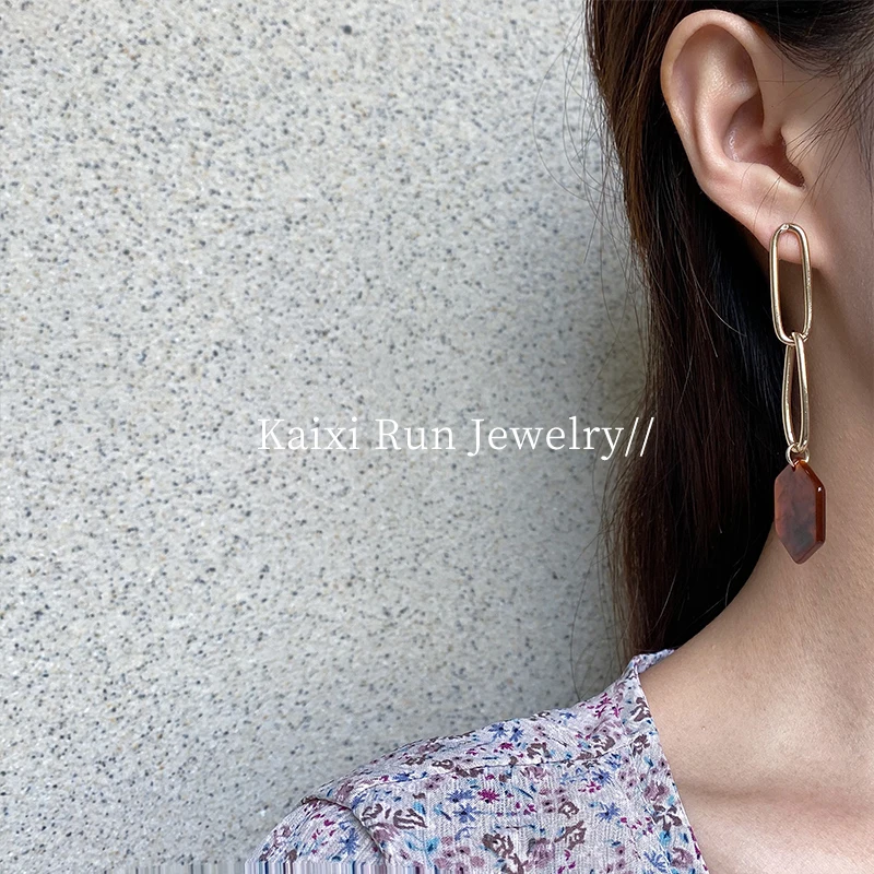 KXR 2021 New Asymmetric Long Earrings Female Korean Fashion Jewelry Design Sense Earrings Fashion Cold Wind Retro Temperament
KXR 2021 New Asymmetric Long Earrings Female Korean Fashion Jewelry Design Sense Earrings Fashion Cold Wind Retro Temperament
