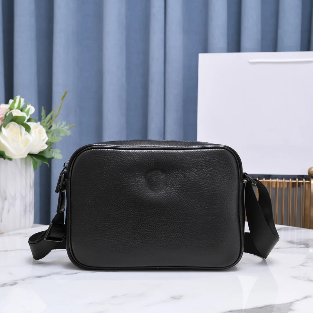 V Brand Medusa Logo Messenger Bag for Men Original Designer First Layer Cowhide Leather 669
V Brand Medusa Logo Messenger Bag for Men Original Designer First Layer Cowhide Leather 669