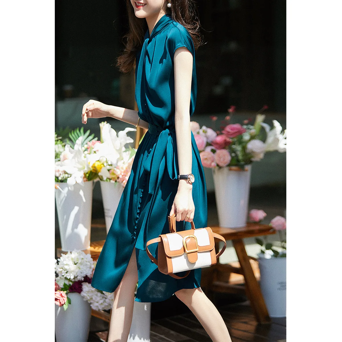 Summer New Arrival 2021 Women Silk-like Lace-up Slim Dress, Female Elegant Casual Party Short Sleeves Satin Dresses
Summer New Arrival 2021 Women Silk-like Lace-up Slim Dress, Female Elegant Casual Party Short Sleeves Satin Dresses