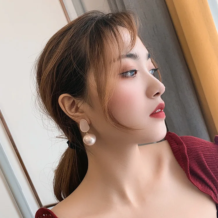 Fashion Pearl Pendant Earrings Round High Quality Imitation Pearl Geometric Earrings for Women Party Jewelry Wholesale
Fashion Pearl Pendant Earrings Round High Quality Imitation Pearl Geometric Earrings for Women Party Jewelry Wholesale