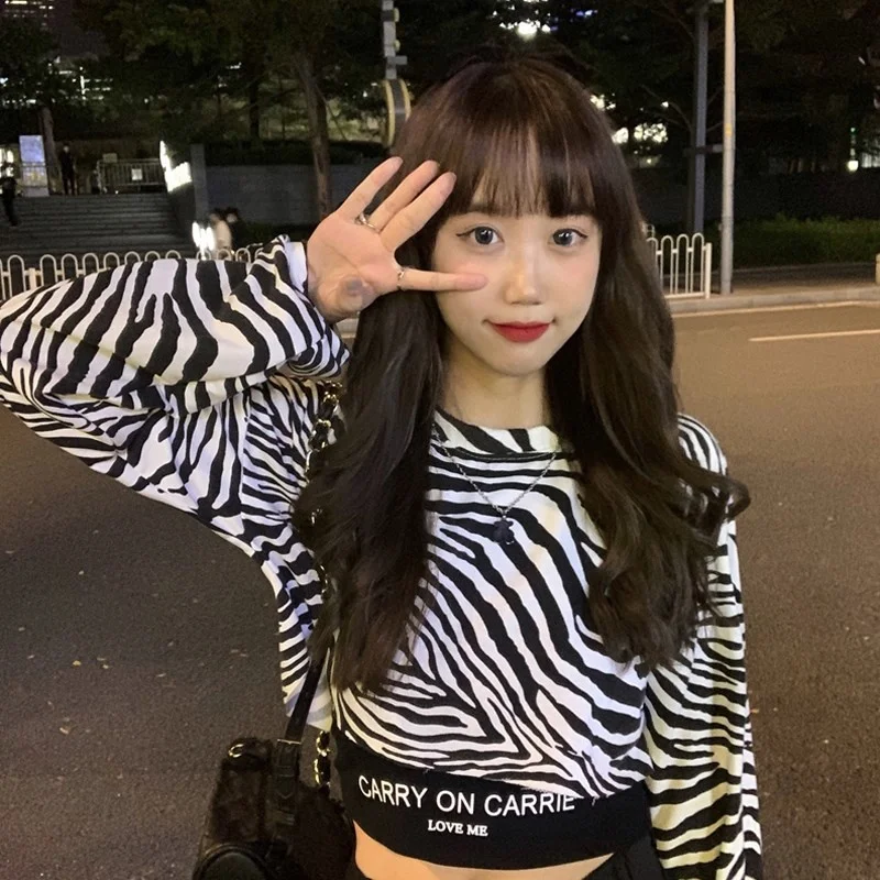 2Pcs Women Pullover+Sling Navel Autumn Long Sleeve Korean Style High Waist Short Sweatshirts Zebra Pattern Tshirt Streetwear
2Pcs Women Pullover+Sling Navel Autumn Long Sleeve Korean Style High Waist Short Sweatshirts Zebra Pattern Tshirt Streetwear