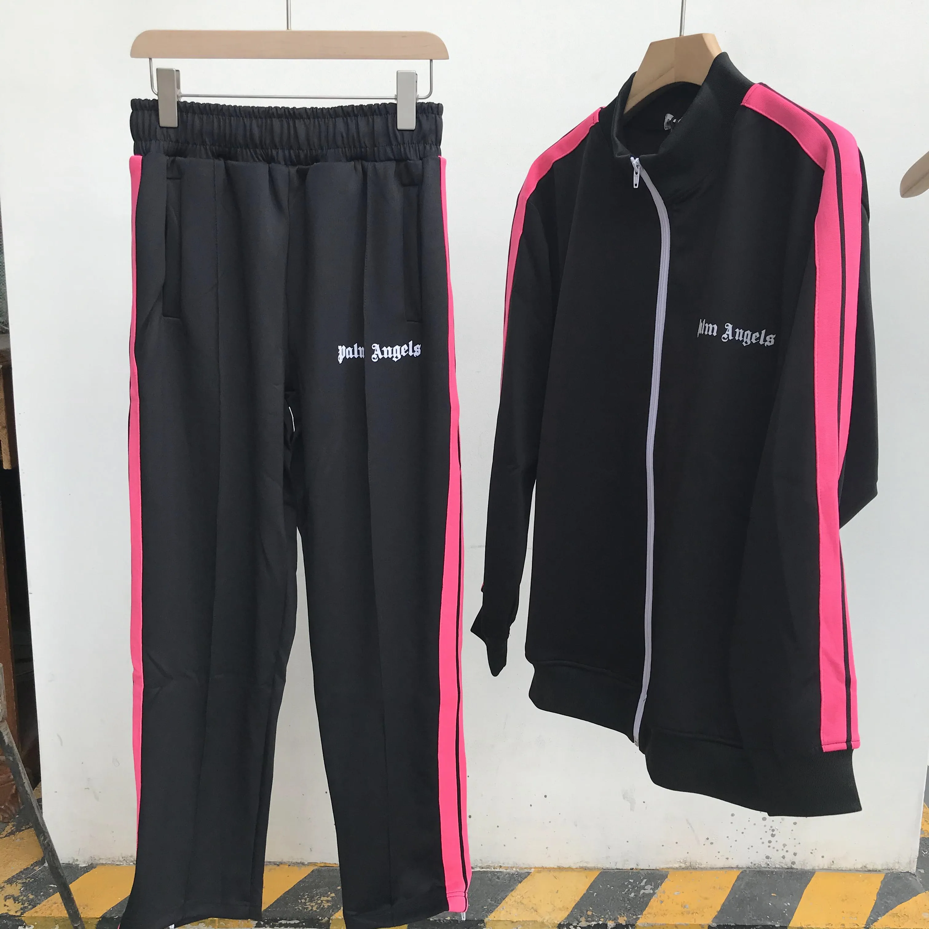 Palm Angels color stripes side open zipper campus retro men's women's casual sports running suit 3335544572
Palm Angels color stripes side open zipper campus retro men's women's casual sports running suit 3335544572