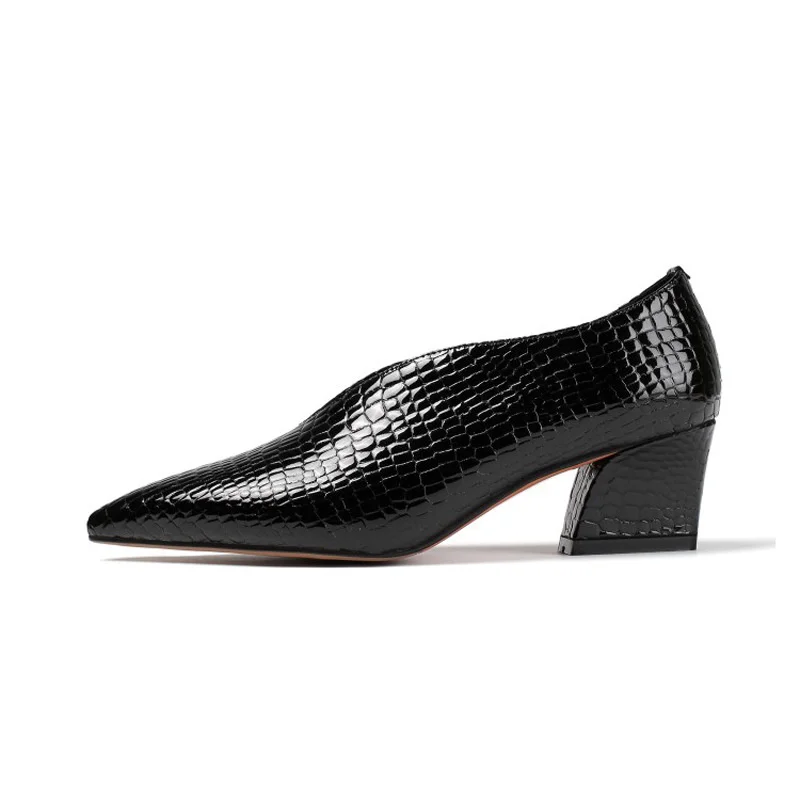 2021 thick heel medium heel single shoes women's deep mouth granny large size Chengdu embossed women's shoes
2021 thick heel medium heel single shoes women's deep mouth granny large size Chengdu embossed women's shoes