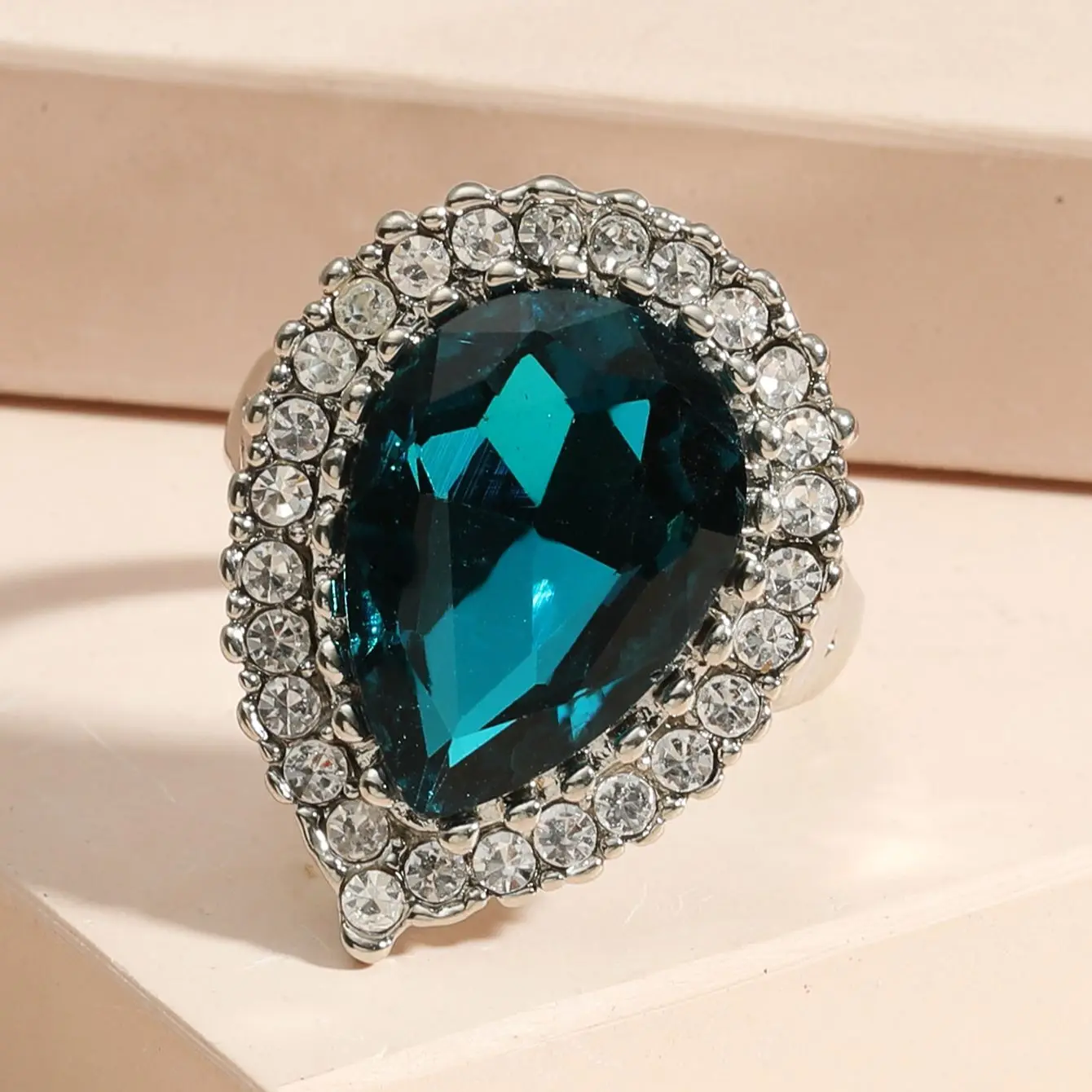 Vintage Crystal Rings 2021 Trend Luxury Jewelry Aesthetic Gothic Punk Fashion with Stone Korean Simplee Men's Ring Couple Gift
Vintage Crystal Rings 2021 Trend Luxury Jewelry Aesthetic Gothic Punk Fashion with Stone Korean Simplee Men's Ring Couple Gift