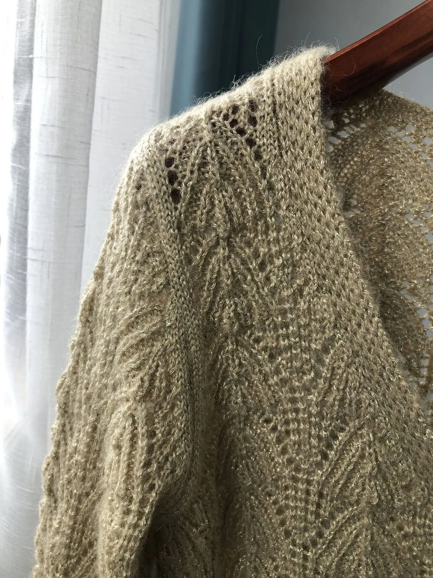 Women Sweater Gold Silk Hollow Cardigan Simple Short Cut Hollow Chain Link Flower Wild Wool Knit Cardigan 
Women Sweater Gold Silk Hollow Cardigan Simple Short Cut Hollow Chain Link Flower Wild Wool Knit Cardigan