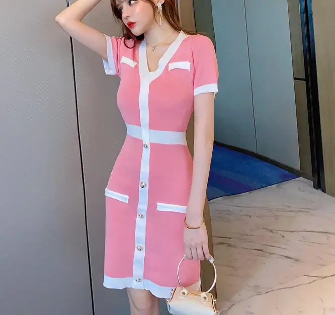 Real shot 2020 new sexy girl's color matching knitted mid dress with slim body and buttocks
Real shot 2020 new sexy girl's color matching knitted mid dress with slim body and buttocks
