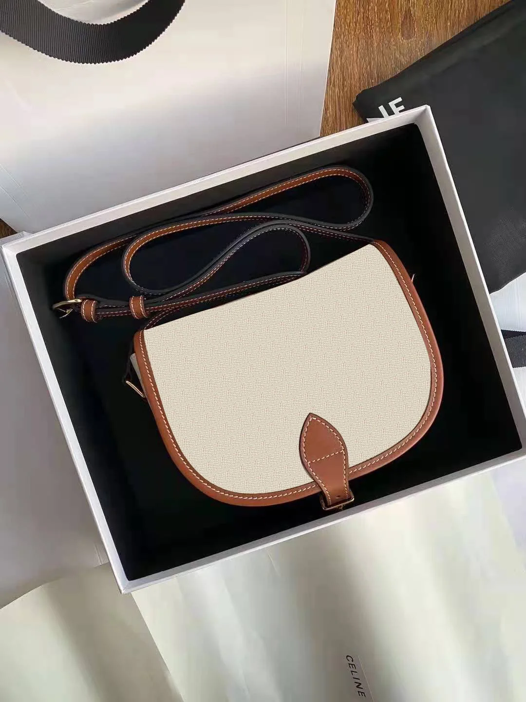 2021 New Luxury Brand. Exquisite White Coated Canvas Fashionable Women's Messenger Bag
2021 New Luxury Brand. Exquisite White Coated Canvas Fashionable Women's Messenger Bag