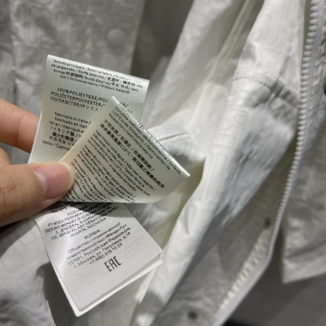 High Street Sunscreen Jackets for Women Summer 2021 New Long Sleeve Hooded White Coats Good Quality Large Pockets Loose Jackets 
High Street Sunscreen Jackets for Women Summer 2021 New Long Sleeve Hooded White Coats Good Quality Large Pockets Loose Jackets